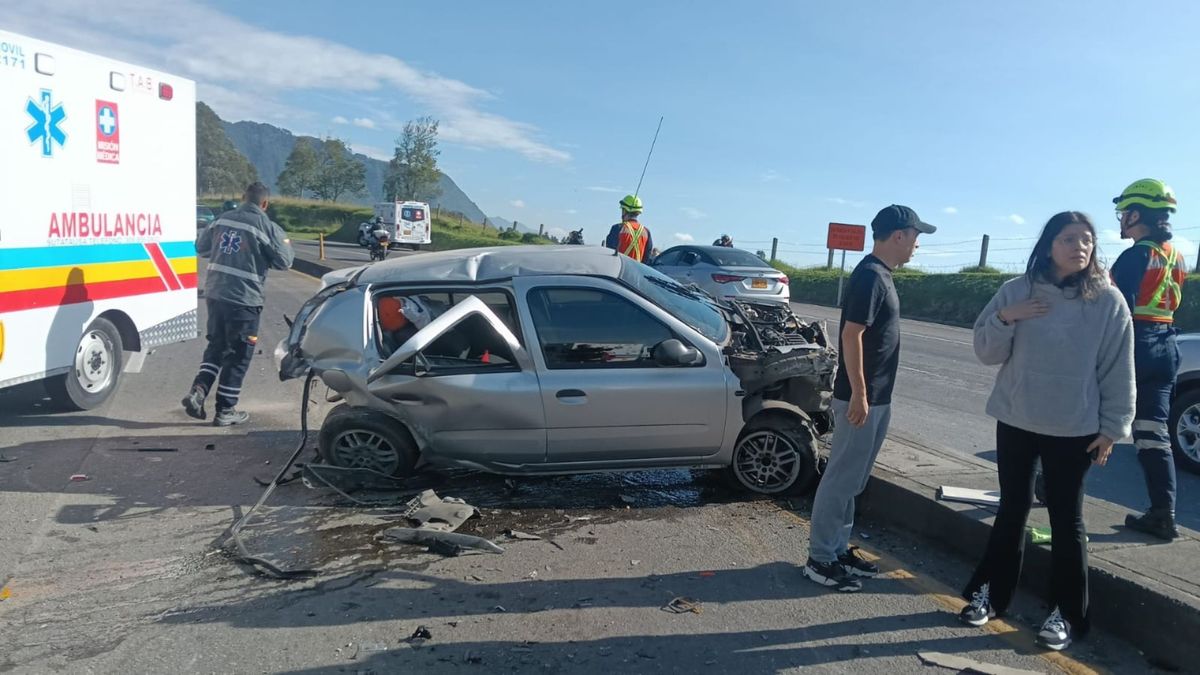 Las autoridades de tránsito acudieron al lugar y la vía fue cerrada por varios minutos mientras se realizaba la remoción del vehículo volcado y la atención de los lesionados.