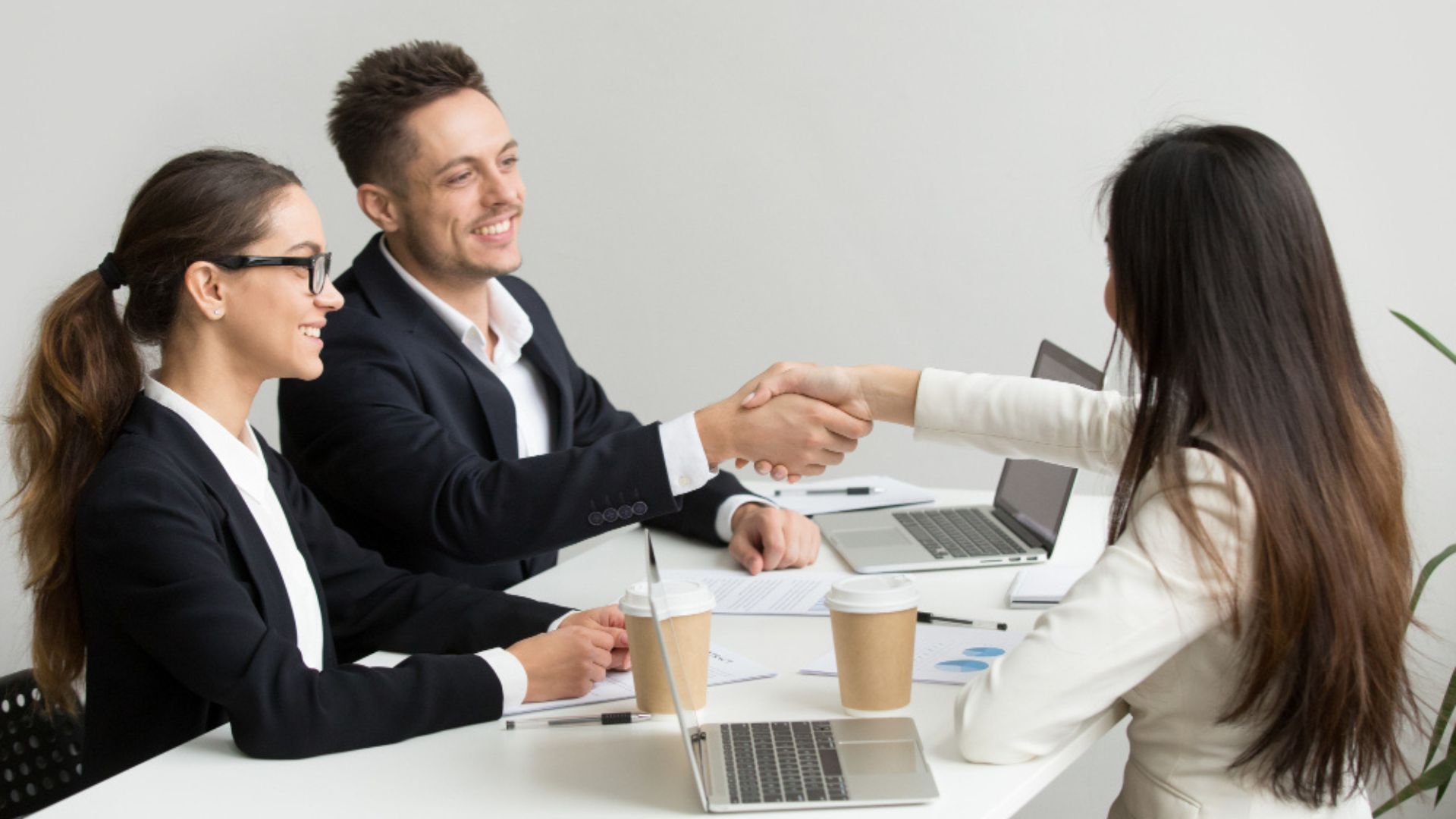 Se exige no tener relación alguna con los candidatos ni con las autoridades electorales en la zona donde se prestará el servicio.