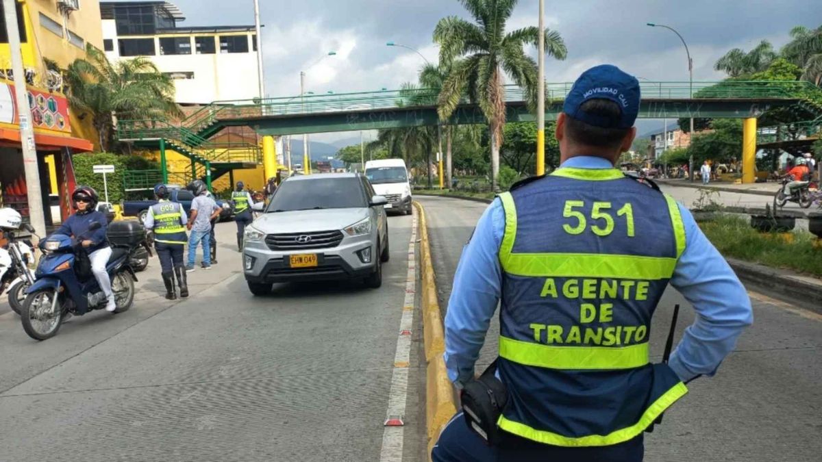 Autoridades realizan controles del pico y placa en Cali durante la jornada semanal.