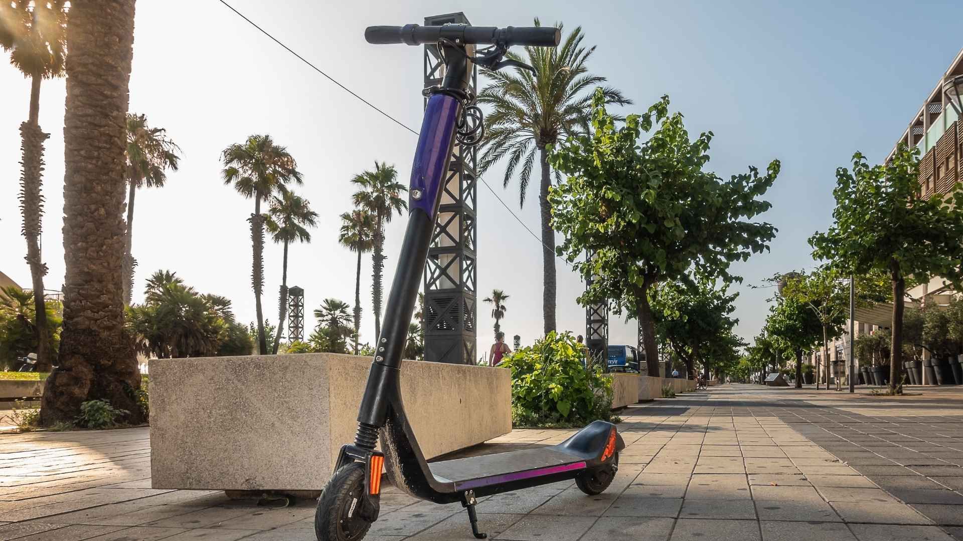 Usuarios de patinetas eléctricas deben cumplir reglas sobre edad, seguridad y uso en vías habilitadas.