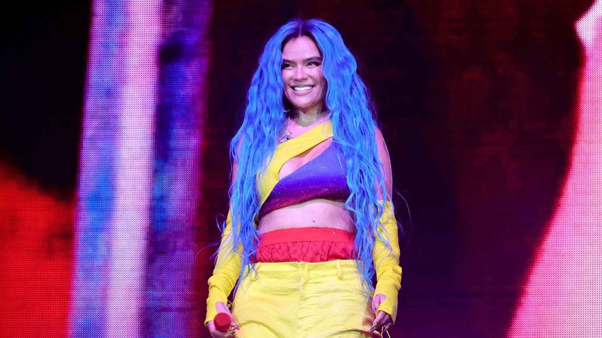 Karol G durante pruebas previas a su presentación como headliner en Coachella 2026 este 12 de abril.