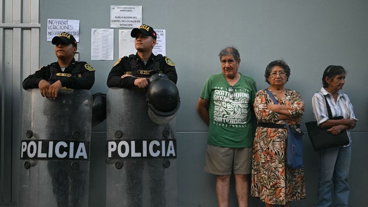 La Policía de Perú tuvo que intervenir durante las elecciones generales del país, por cuenta del descontento entre miles de personas que no lograron votar por deficiencias en la logística.