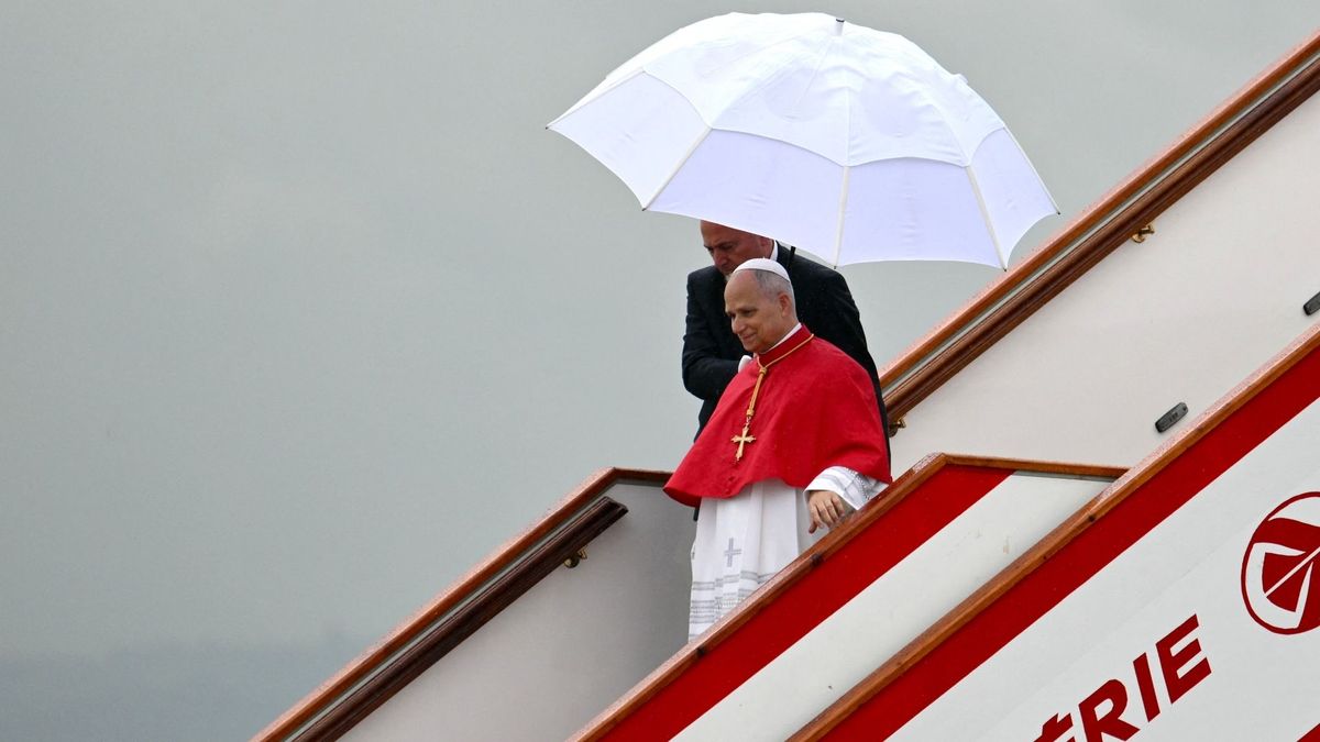 El papa León XIV voló hasta Argelia en su tercer viaje internacional como pontífice. Antes del recorrido, respondió a las críticas en su contra del presidente Donald Trump, quien lo llamó "débil".