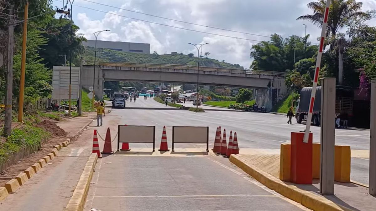 El bloqueo en el sector del peaje de Lebrija impide paso a la zona del Magdalena Medio.