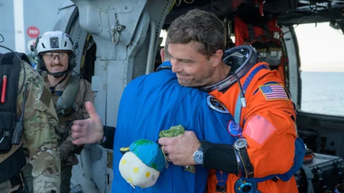 El comandante de la misión rompió con el protocolo de la misma al sacar un objeto de la nave.