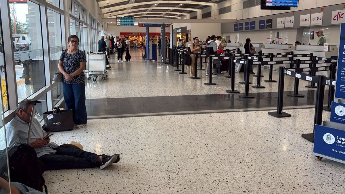 Las operaciones en el aeropuerto Palonegro de Bucaramanga siguen afectadas por los bloqueos en la vía desde Girón