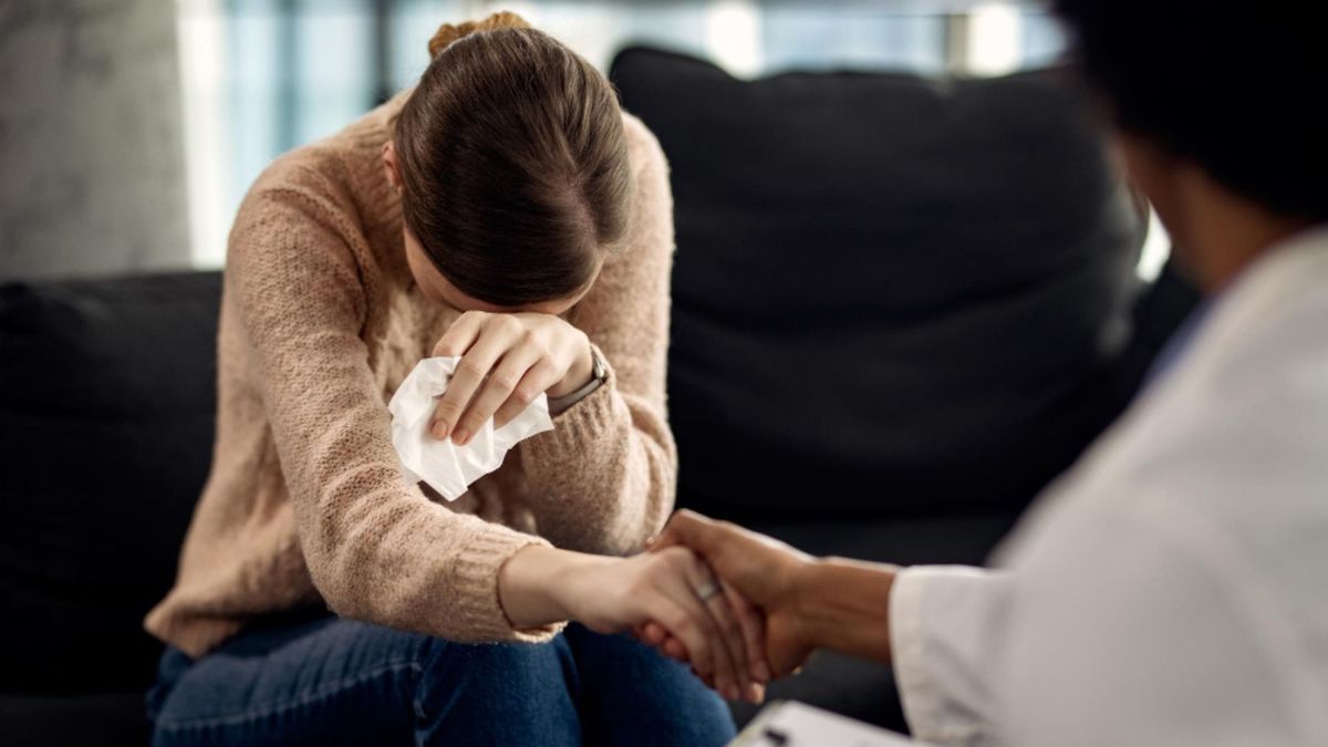 El entrevistado indicó que evitar o suprimir emociones no contribuye al bienestar.