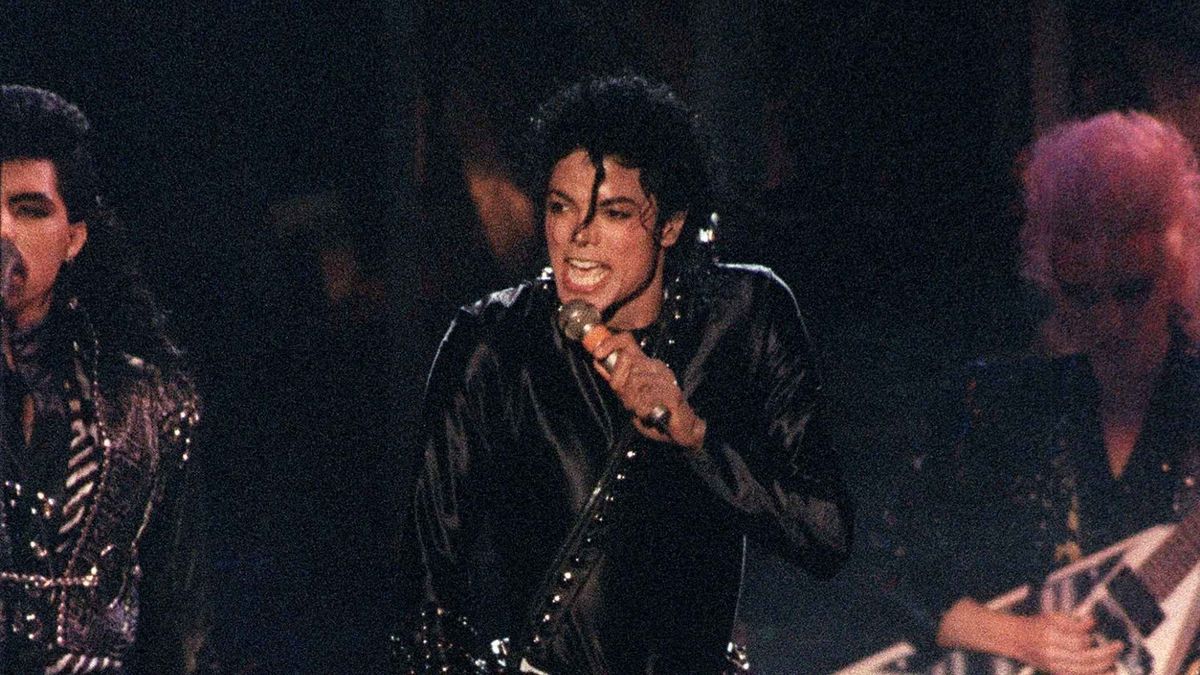 Testimonios de su entorno revelan diferencias entre la voz pública y privada de Michael Jackson.