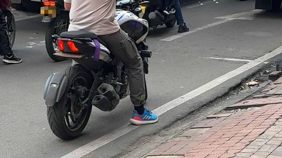 Motocicleta sin placas.