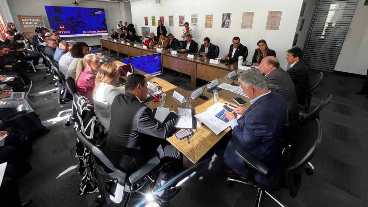 formación gobernantes colombia liderazgo público academia gobernanza descentralización