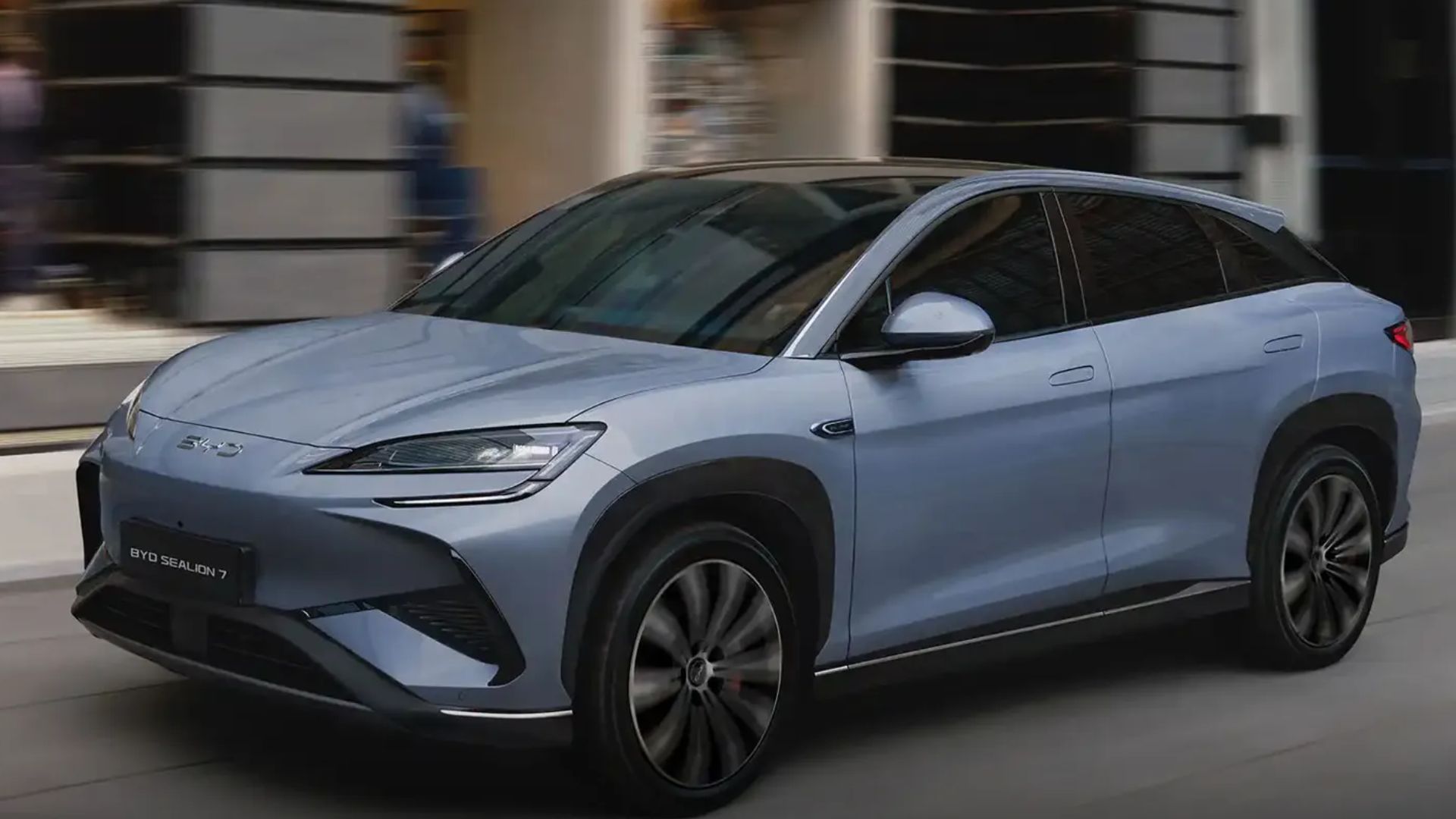 El automóvil tiene más caballos de fuerzas en comparación con Tesla.