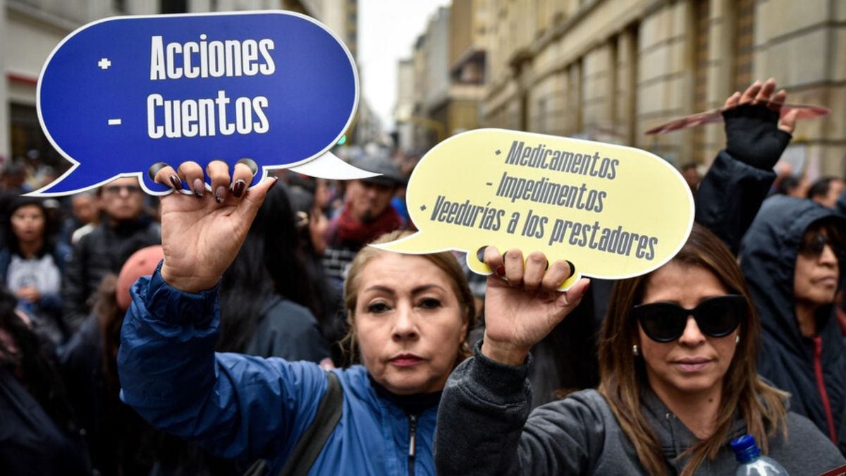 Docentes, sindicatos y agremiaciones salieron a protestar este 15 de abril para exigir un mejor sistema de salud. El Fomag y la fiduprevisora están a cargo del esquema sanitario, que está colapsado y presenta deficiencias.