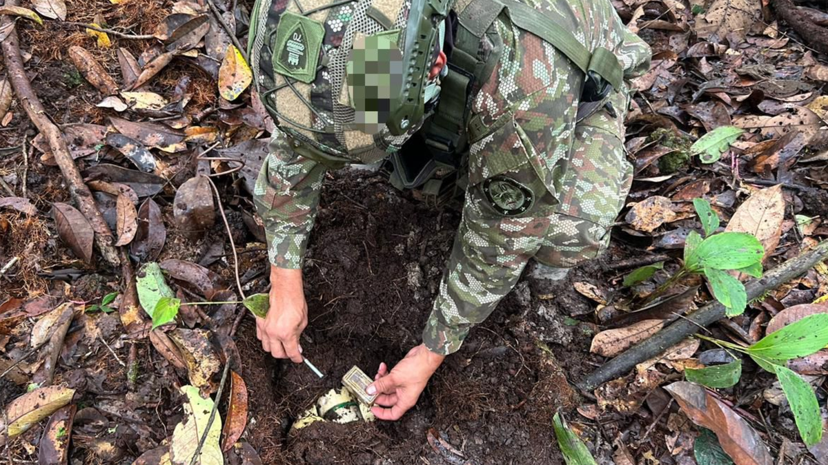 Soldados desactivando explosivos improvisados de los grupos armados.