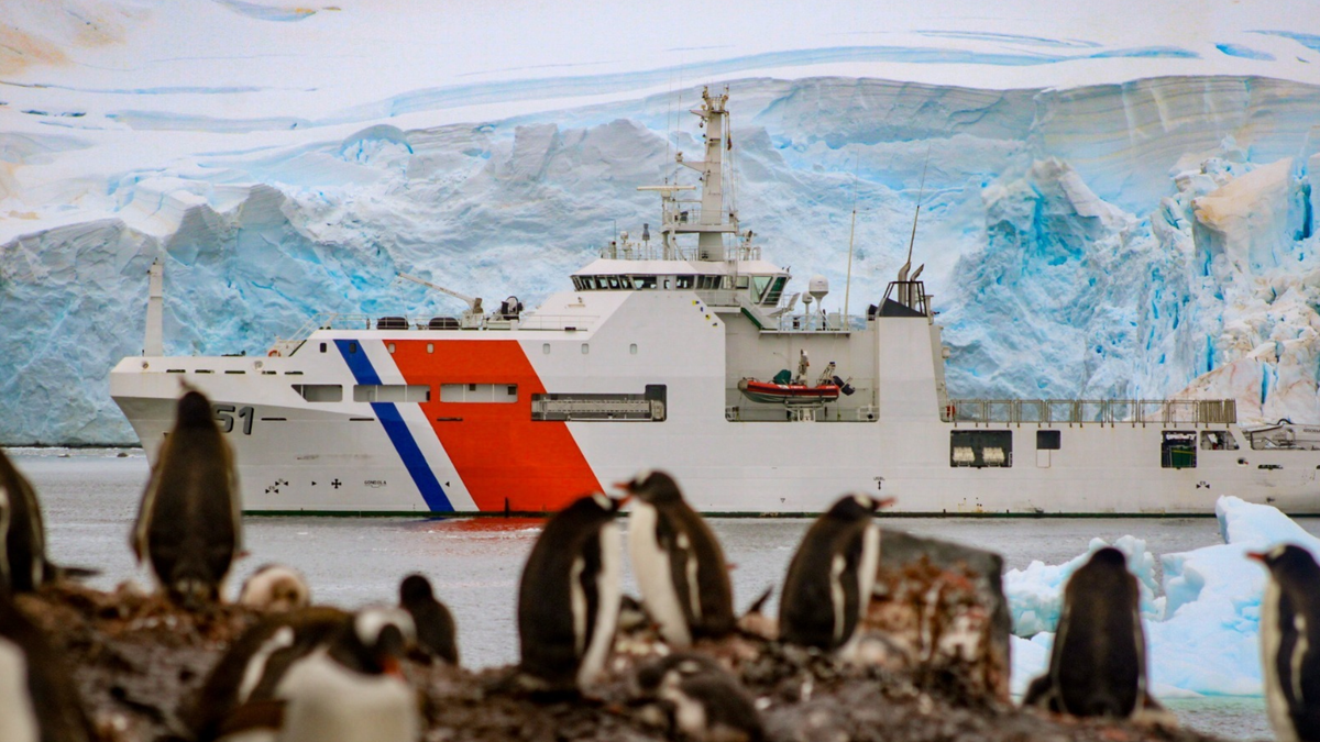Buque ARC Simón Bolívar en la expedición Antártica.