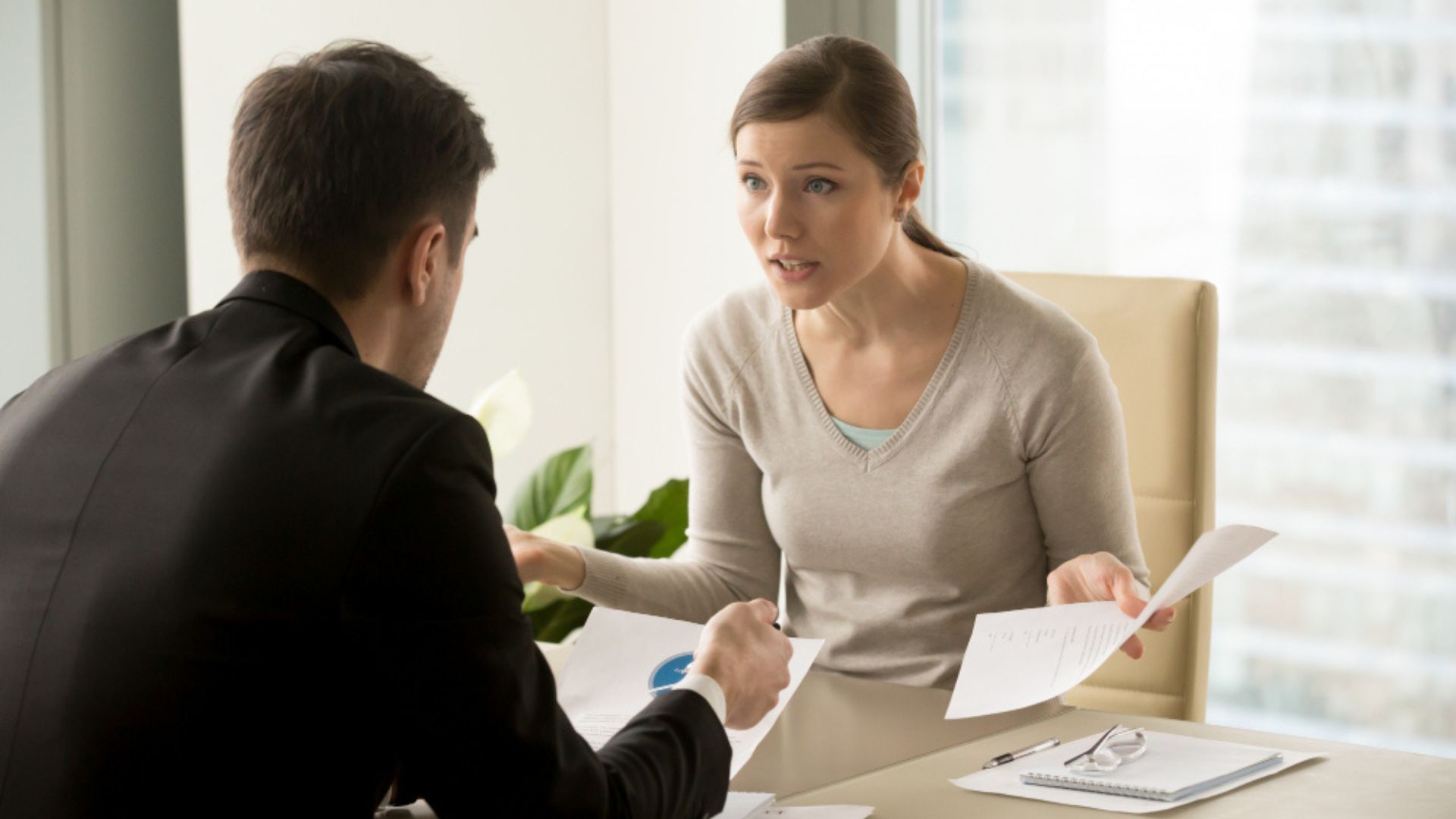 Uno de los temas que más genera dudas es trabajar al mismo tiempo para otra empresa, sobre todo si se trata de la competencia.