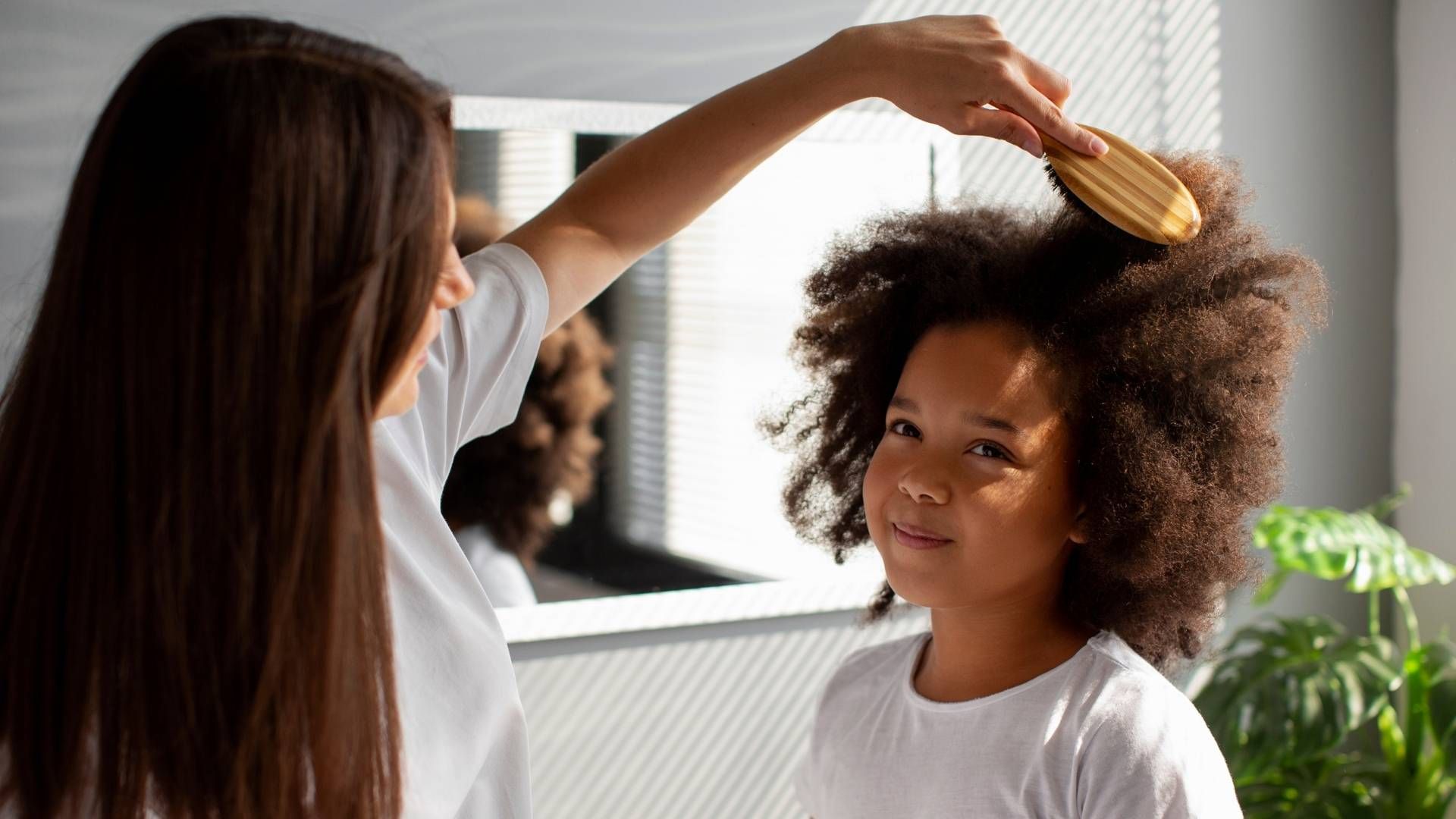 Peinados demasiado apretados pueden provocar alopecia por tracción en niñas si se repiten con frecuencia.