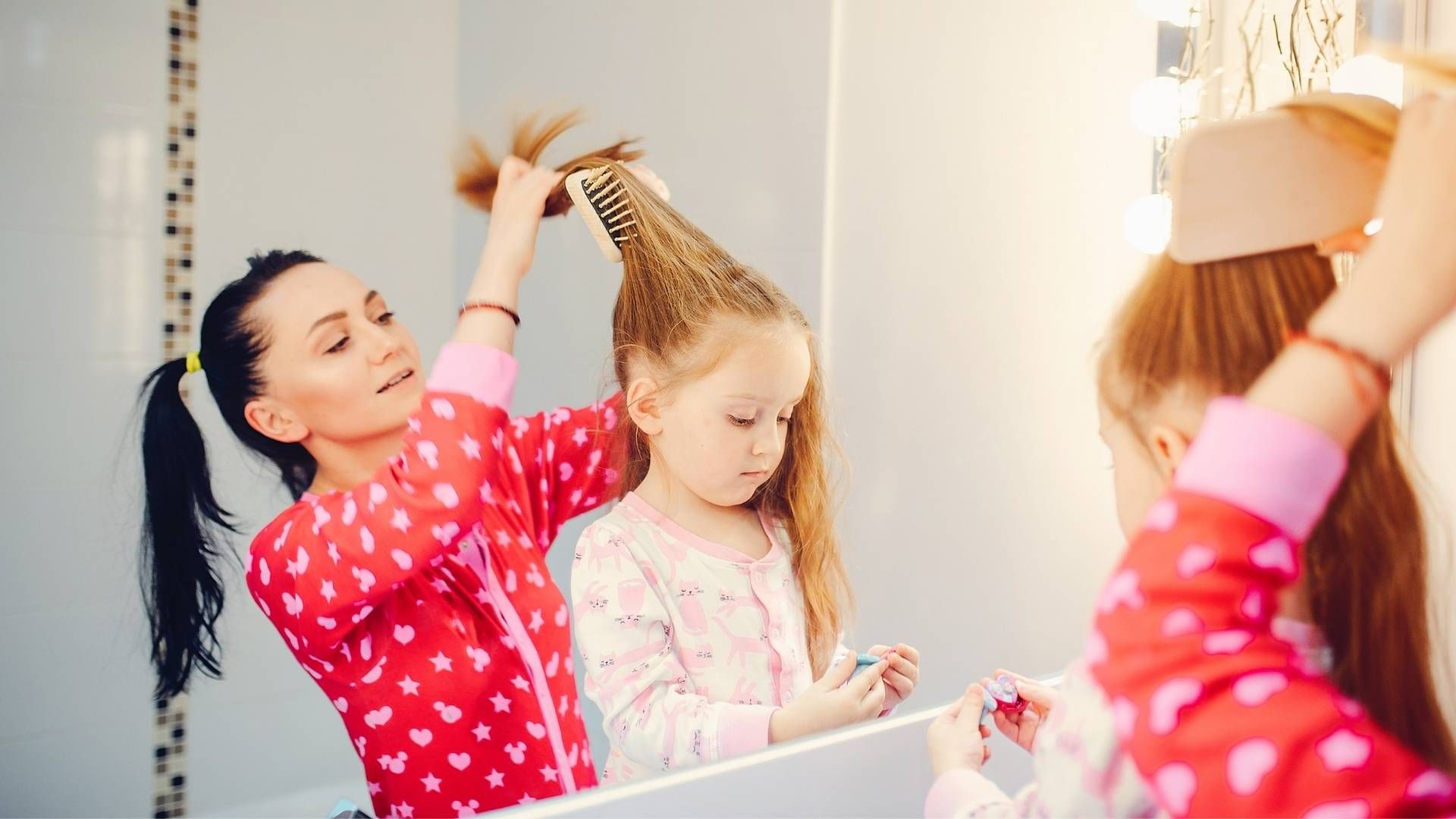 Desenredar el cabello de forma incorrecta aumenta el quiebre y el dolor durante la rutina diaria de cuidado infantil.