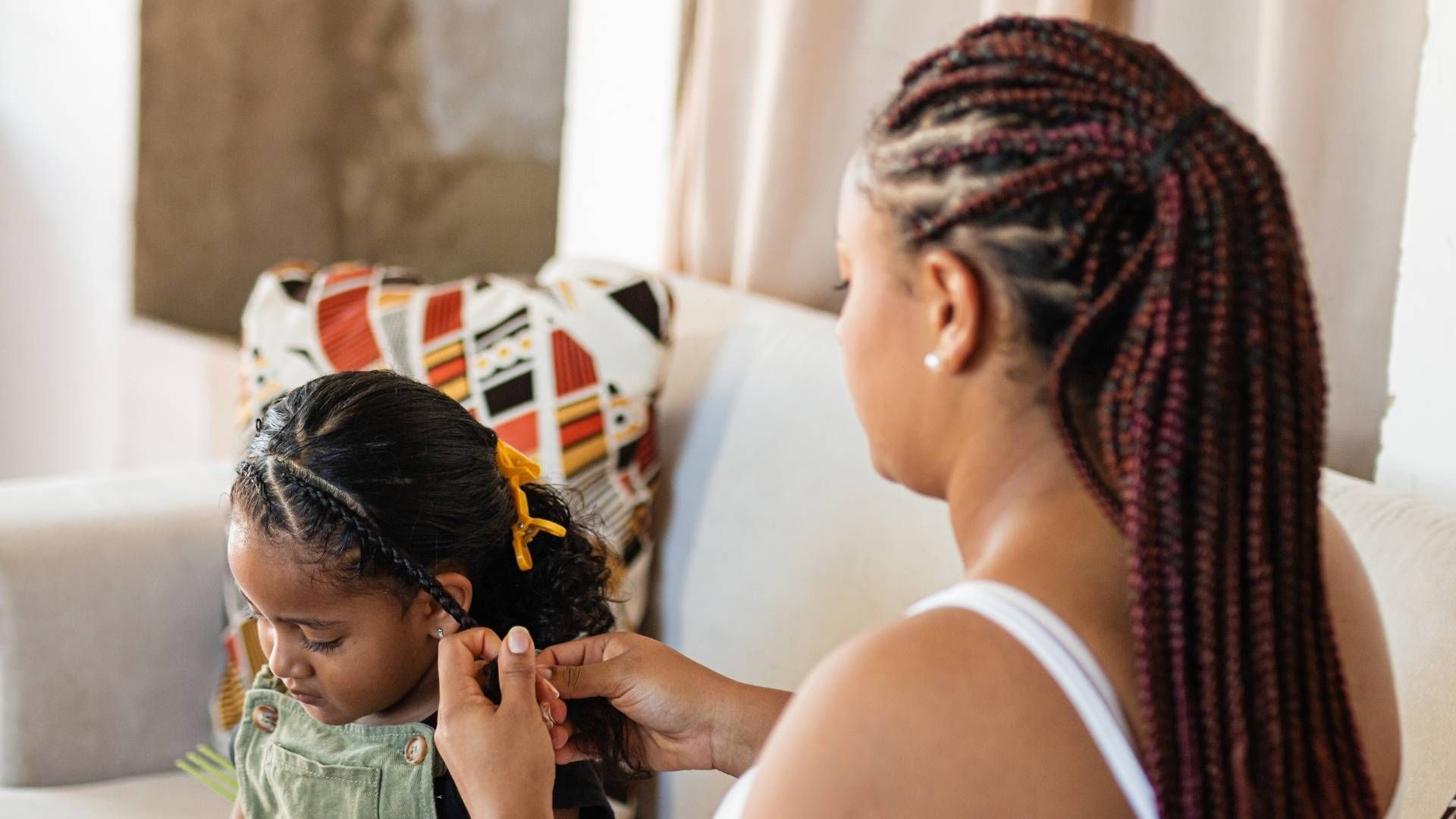 El cabello infantil requiere champú suave, acondicionador y, en algunos casos, productos desenredantes para facilitar el peinado.