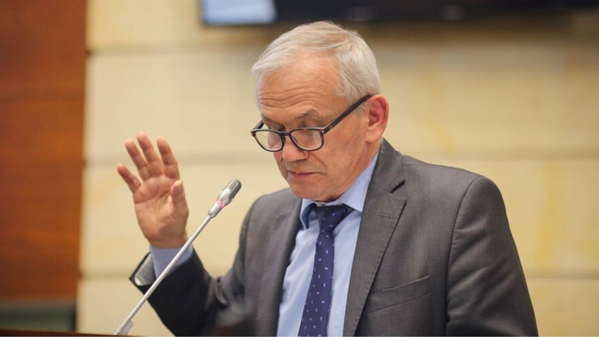 Noticias RCN tuvo acceso exclusivo al documento mediante el cual la Fiscalía General de la Nación pidió activar una circular roja de Interpol contra Carlos Ramón González.