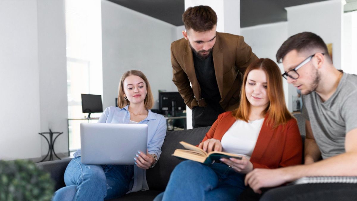 La ley establece que la responsabilidad principal es del empleador, por lo que este está obligado a ponerse al día con las cotizaciones pendientes.