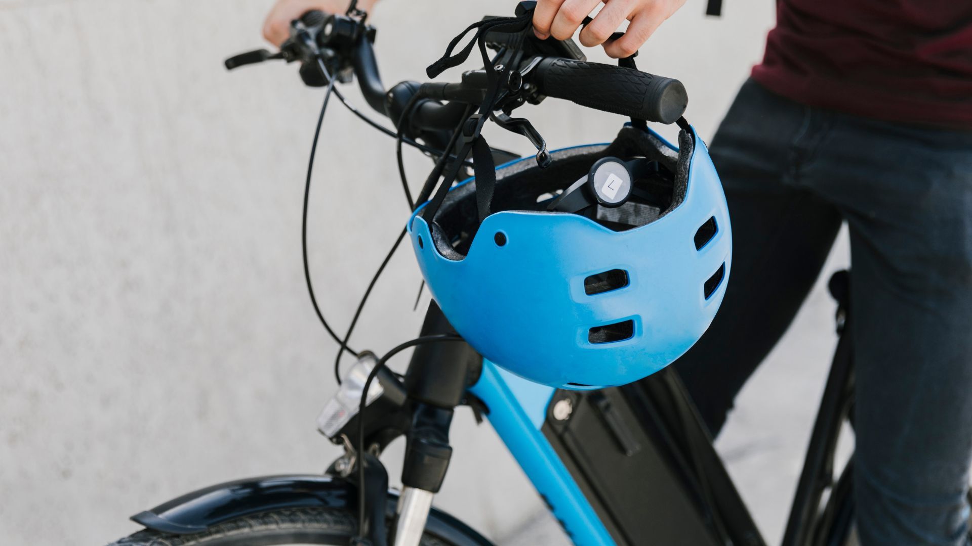 Los conductores deberán usar casco y reflectivos.