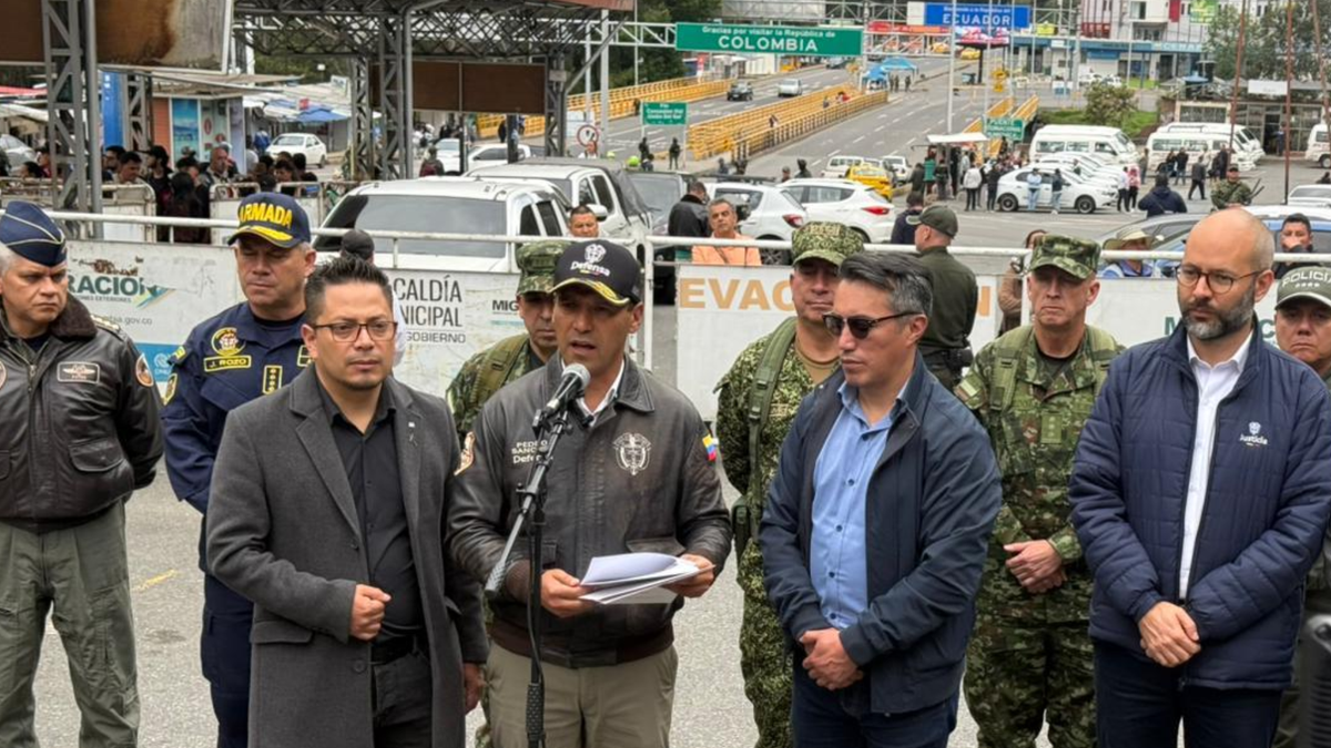 Ministro de Defensa, Pedro Sánchez, y la cúpula militar en la frontera con Ecuador.