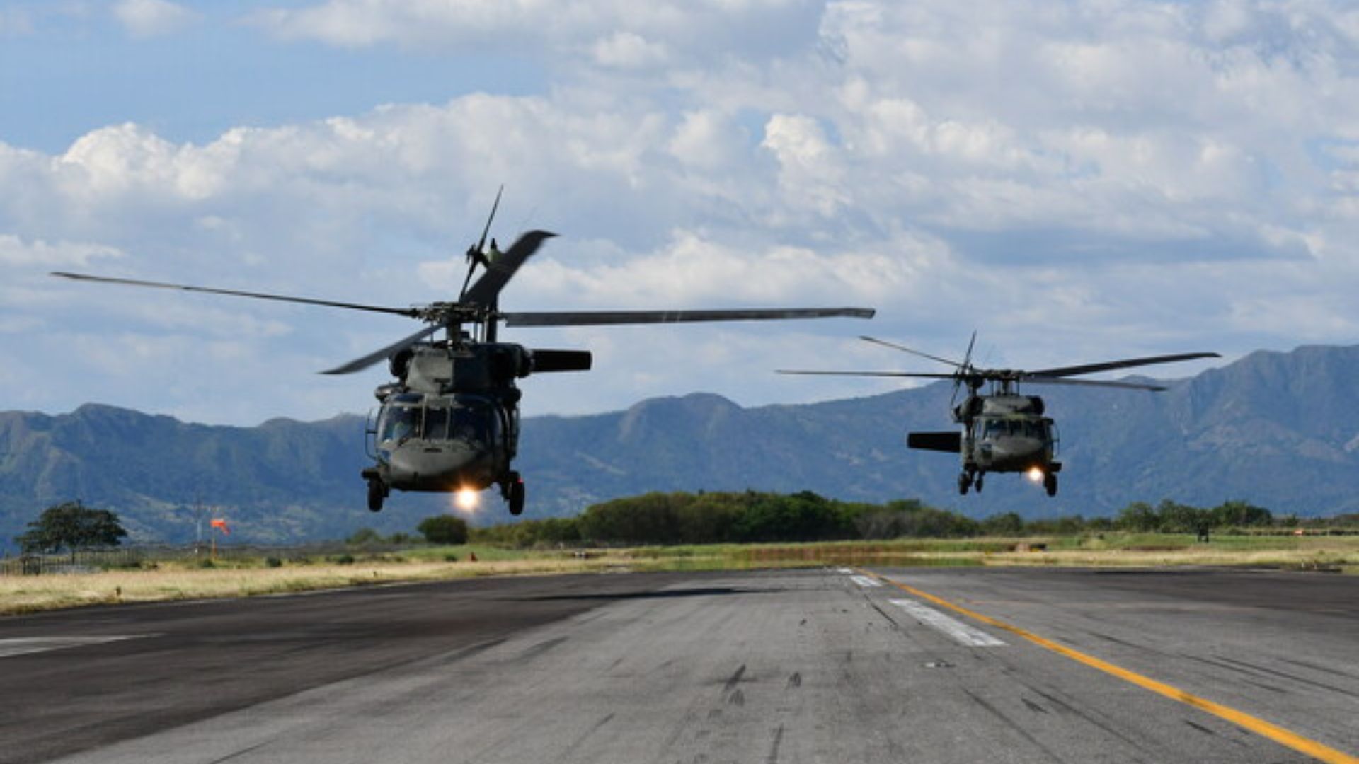 Un oficial vio el momento en el que un cilindro bomba sale de la tierra, segundo antes de explotar.