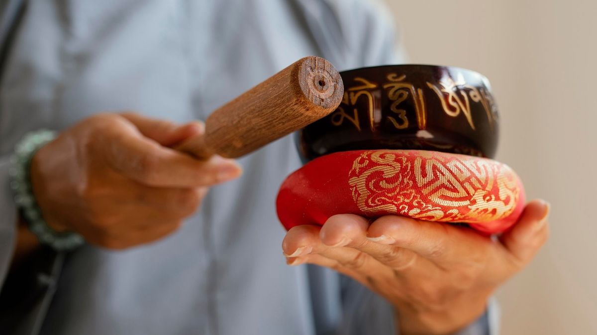 La integración de tonos madera y azul profundo en áreas comunes facilita la fluidez de la energía económica bajo los principios del Feng Shui.