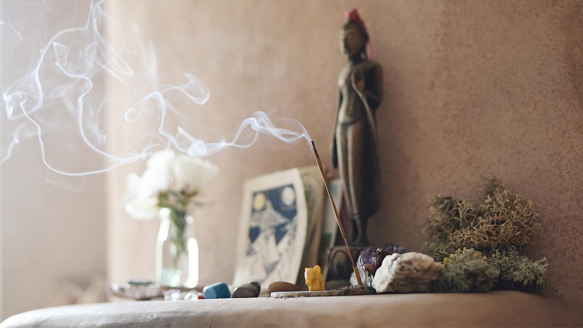 El uso de tonalidades ocres y amarillas en oficinas facilita la retención de capital y la consolidación de la confianza profesional durante el ciclo de abril 2026.