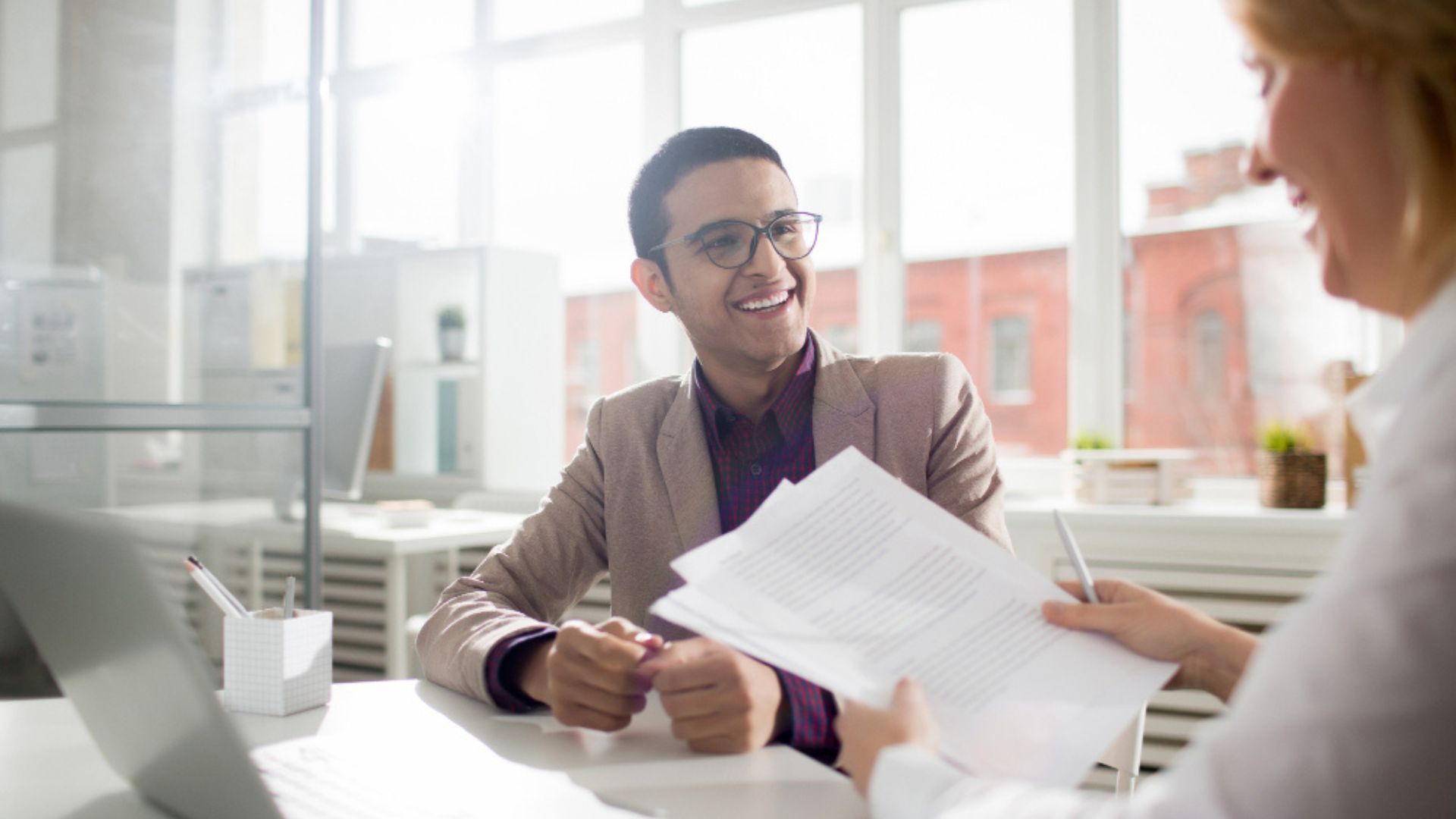 Las horas de trabajo, descansos y recargos aplican de la misma manera que para cualquier trabajador.