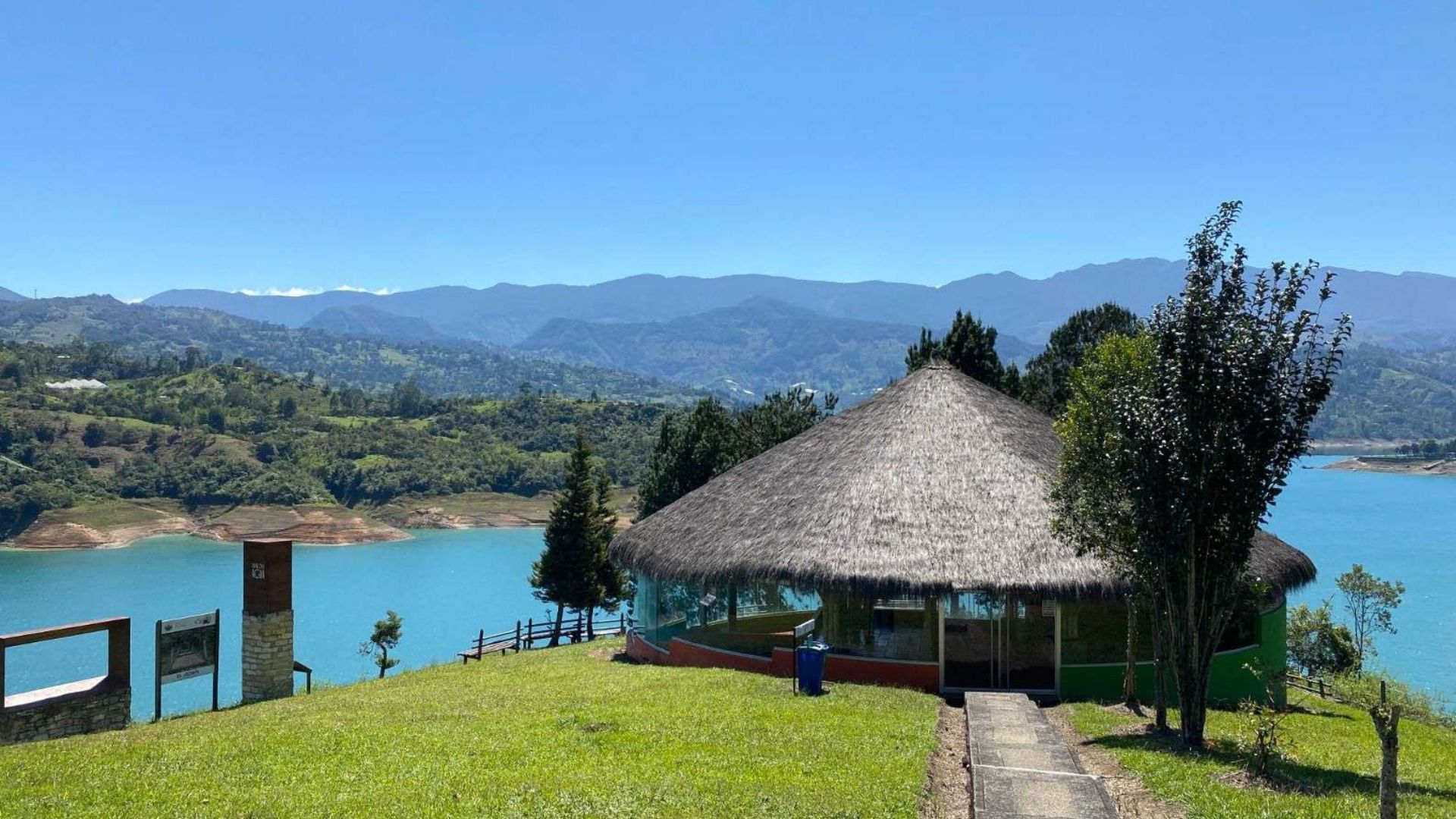 De acuerdo con la Gobernación de Cundinamarca, el territorio de Guachalá cuenta con paisajes como zonas montañosas, cuerpos de agua y espacios para el ecoturismo.