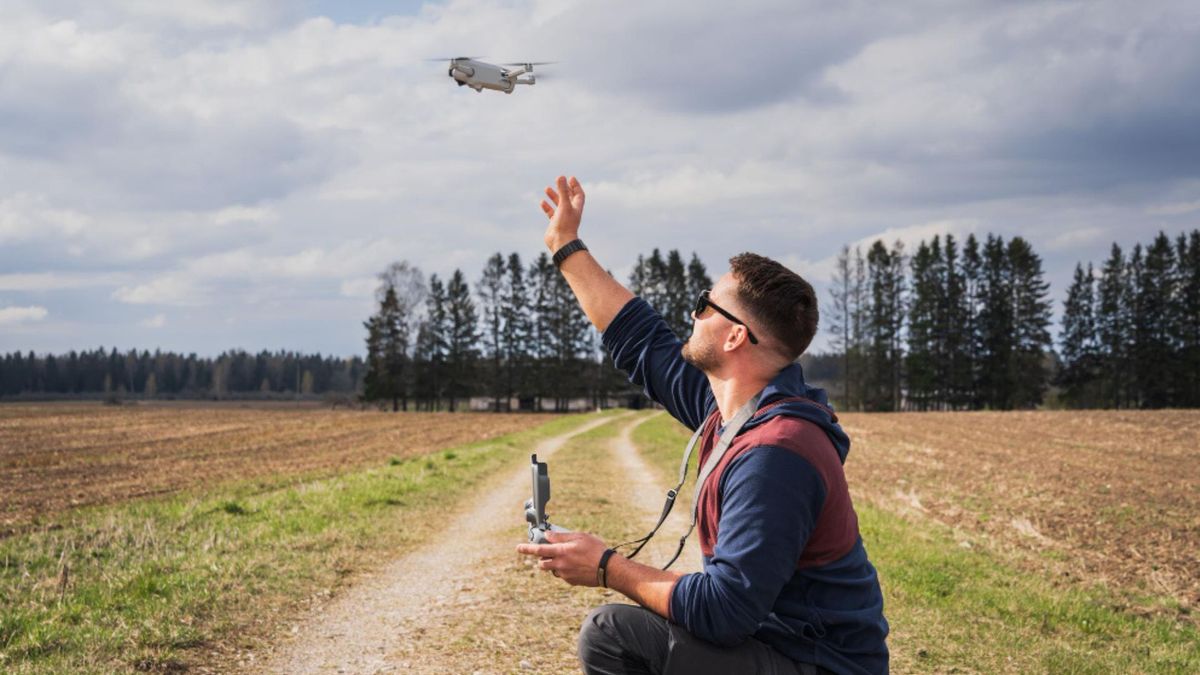 Se debe tener en cuenta que si hay personas caminando, haciendo deporte o realizando otras actividades, el uso del dron debe ser con mayor cuidado.