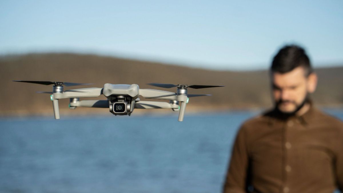 Otro aspecto importante es que algunos usuarios inician el vuelo sin verificar condiciones básicas como la altura máxima o el control visual del dron.
