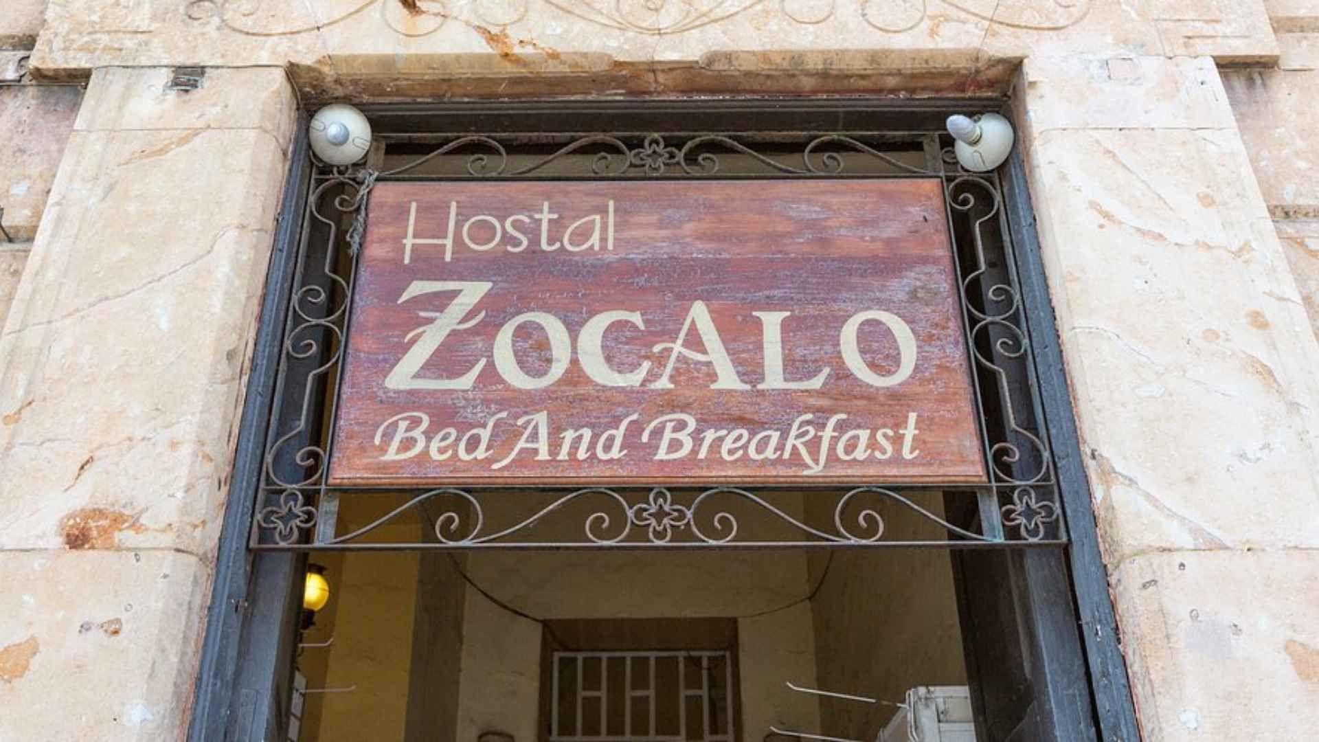 Ubicado en el Centro Histórico de Ciudad de México, ofrece acceso a pie al Zócalo y estaciones de metro cercanas.