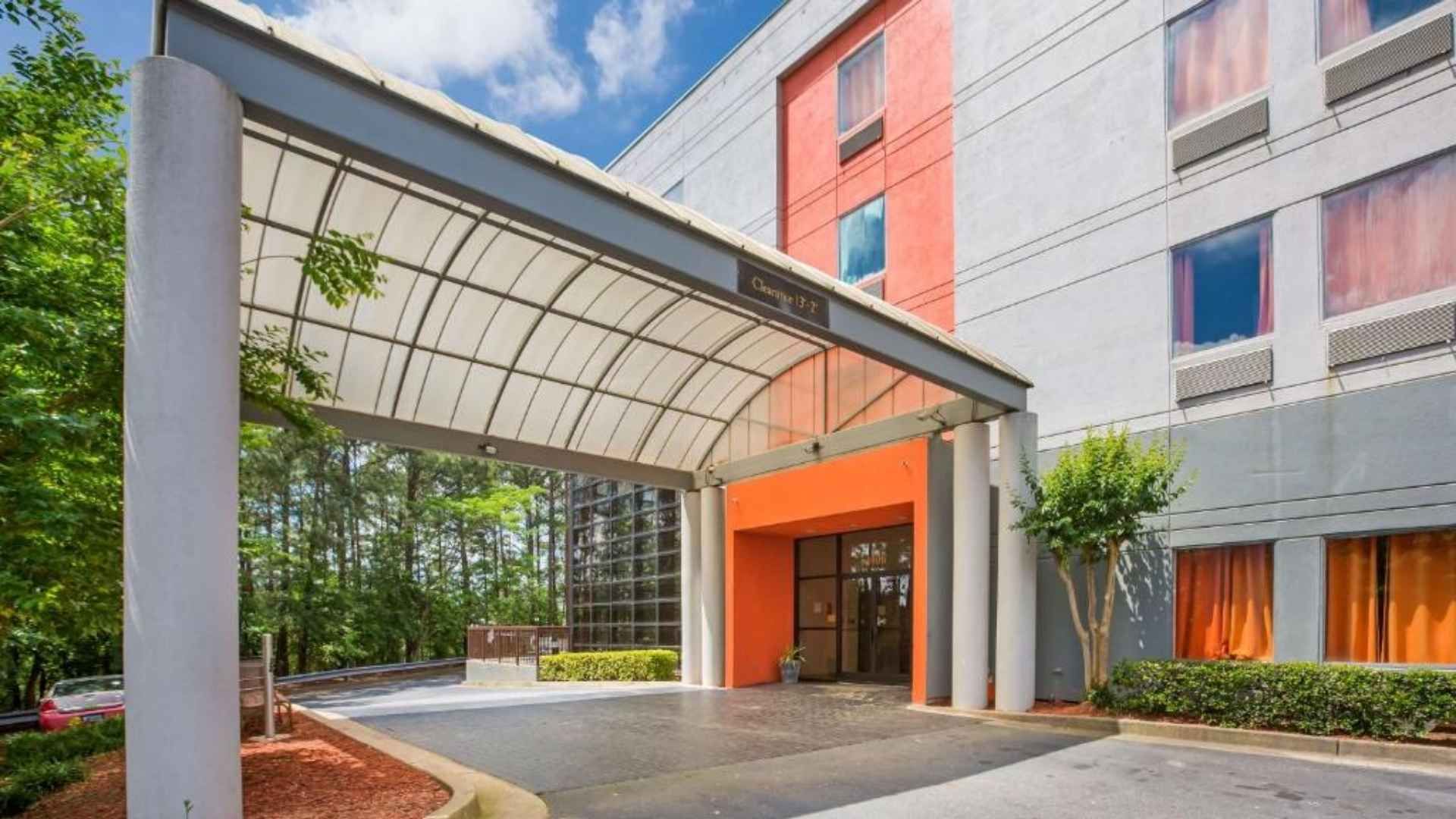 Ubicado en el distrito de Cumberland, ofrece suites con servicios básicos y acceso a zonas deportivas.