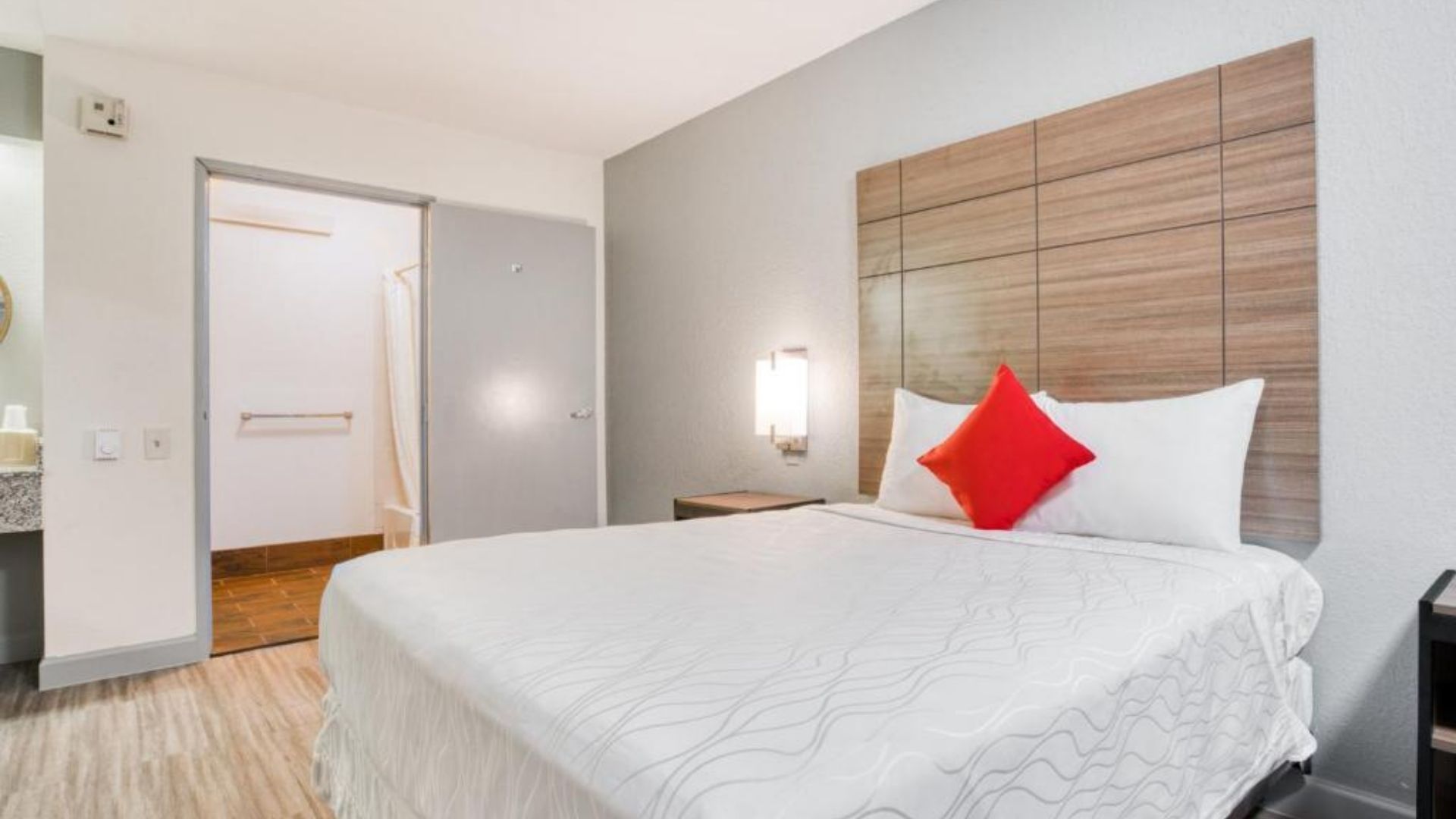 Hotel cercano al aeropuerto Dallas Love Field con precios entre 40 y 65 dólares y servicios básicos.