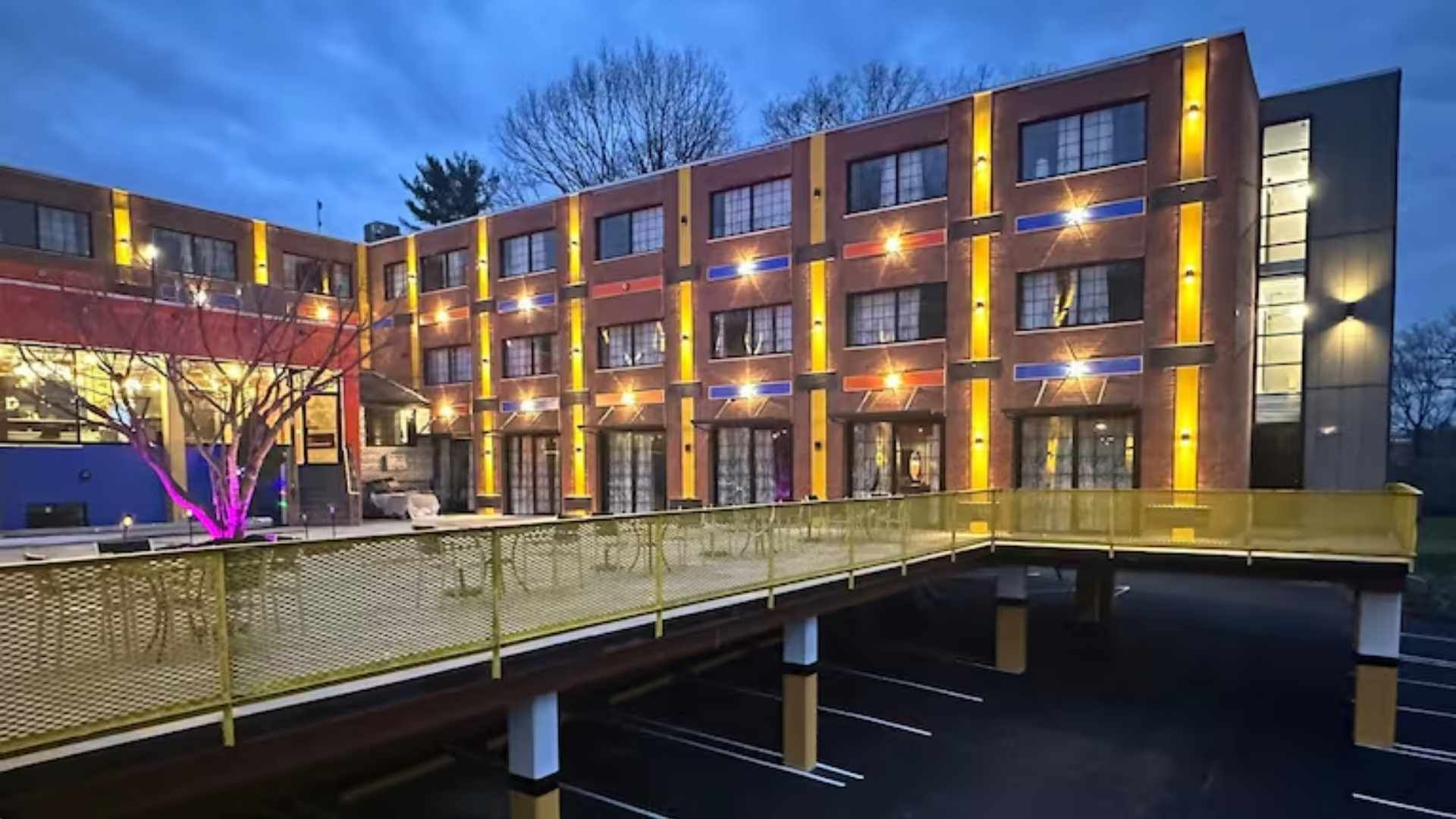 Hotel en Upper Darby con acceso a transporte público y servicios básicos para estancias económicas.
