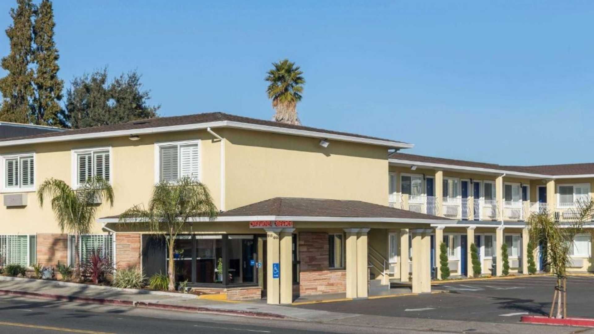 Hotel en California con tarifas entre 43 y 72 dólares y cercanía a zonas turísticas como Napa Valley.