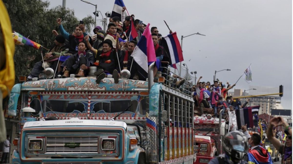 Indígenas Misak llegan en chivas a Bogotá para reclamar cumplimiento de acuerdos