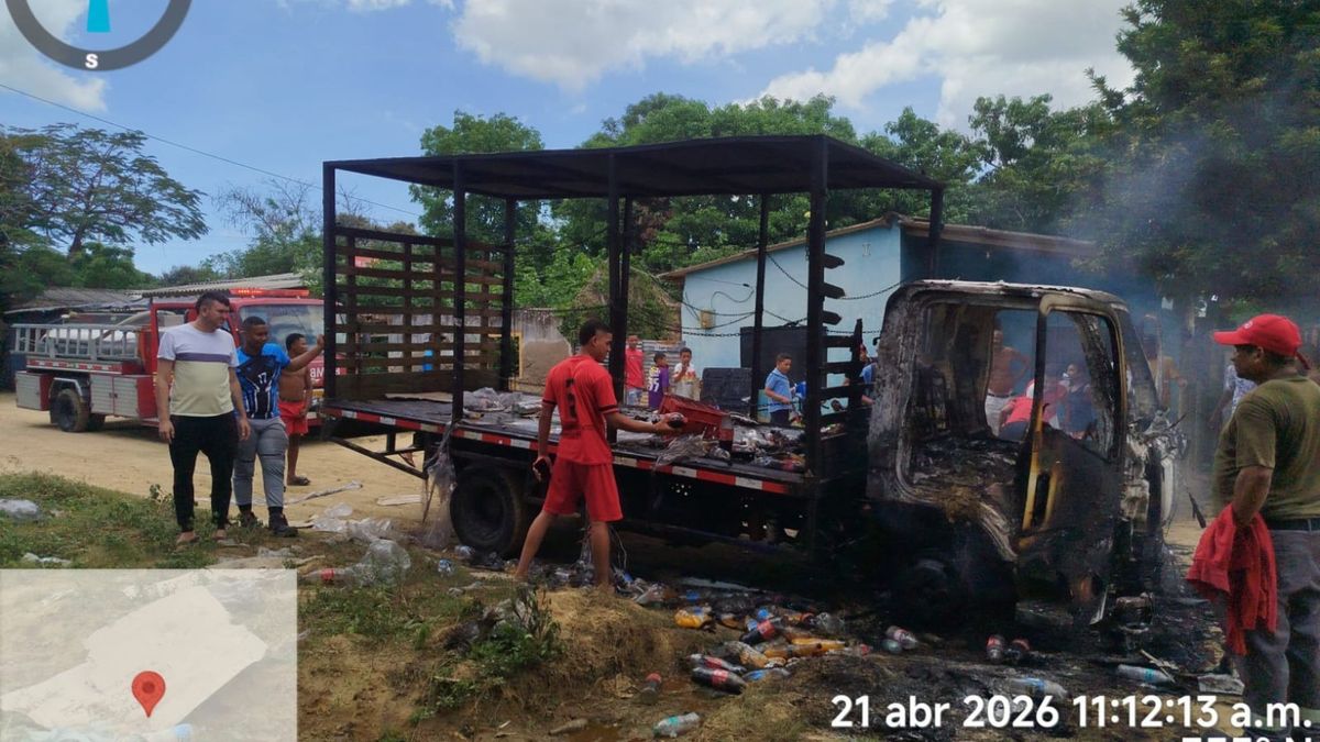 Camión de carga de gaseosas quemado en Tigreras en zona rural de Riohacha