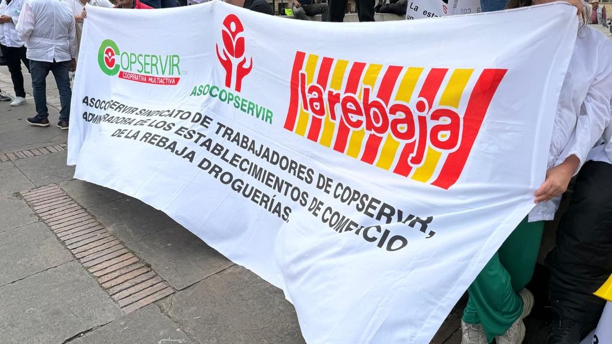 Trabajadores de la Cooperativa Copservir que administra los establecimientos de Drogas La Rebaja.