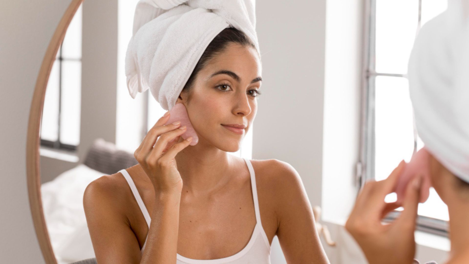 Las guías dermatológicas indican que no se deben usar jabones abrasivos ni esponjas duras, ya que pueden irritar la piel. 