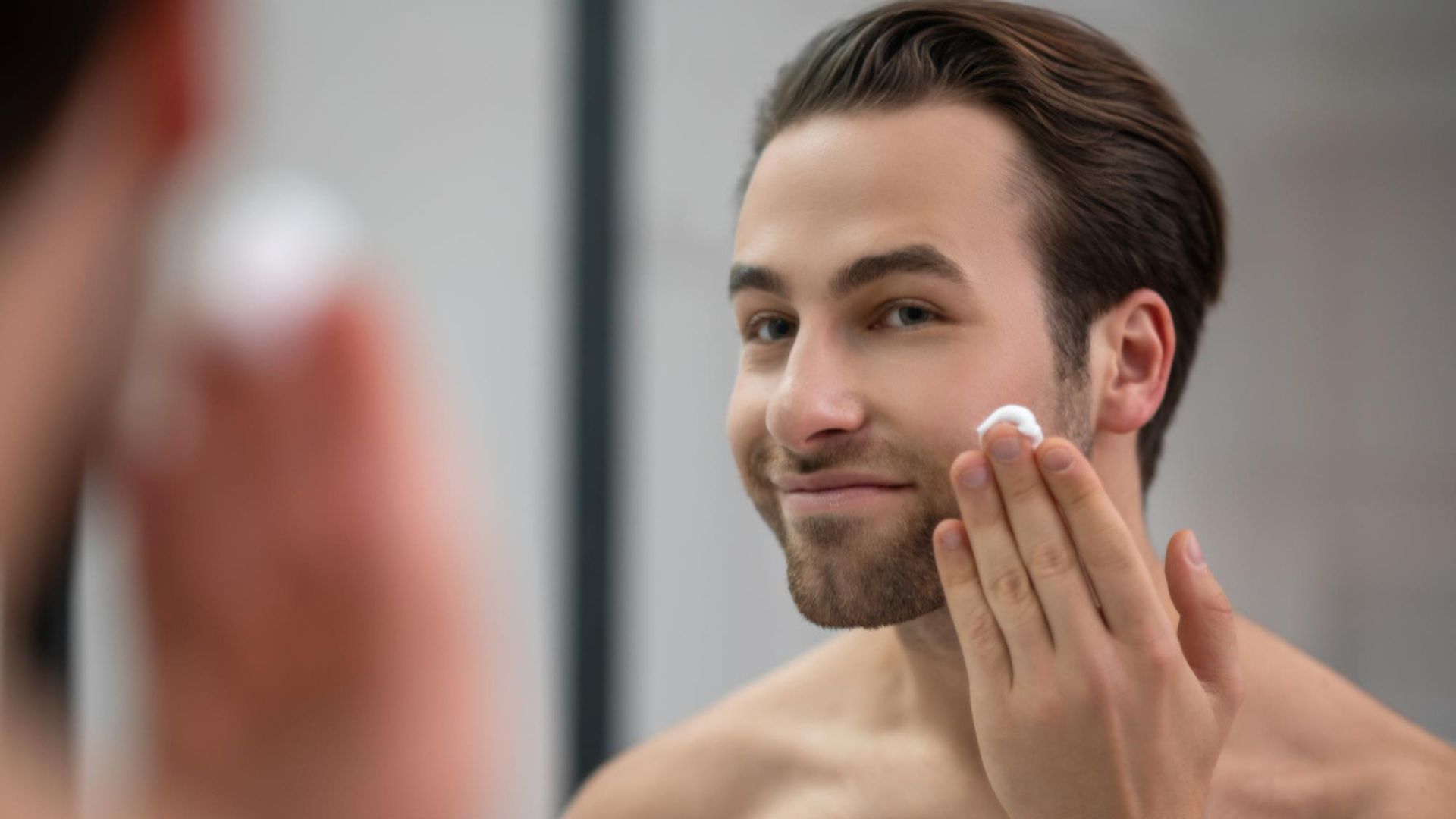 Durante el día, el protector solar es necesario. La exposición al sol puede aumentar la inflamación y favorecer la aparición de manchas. 