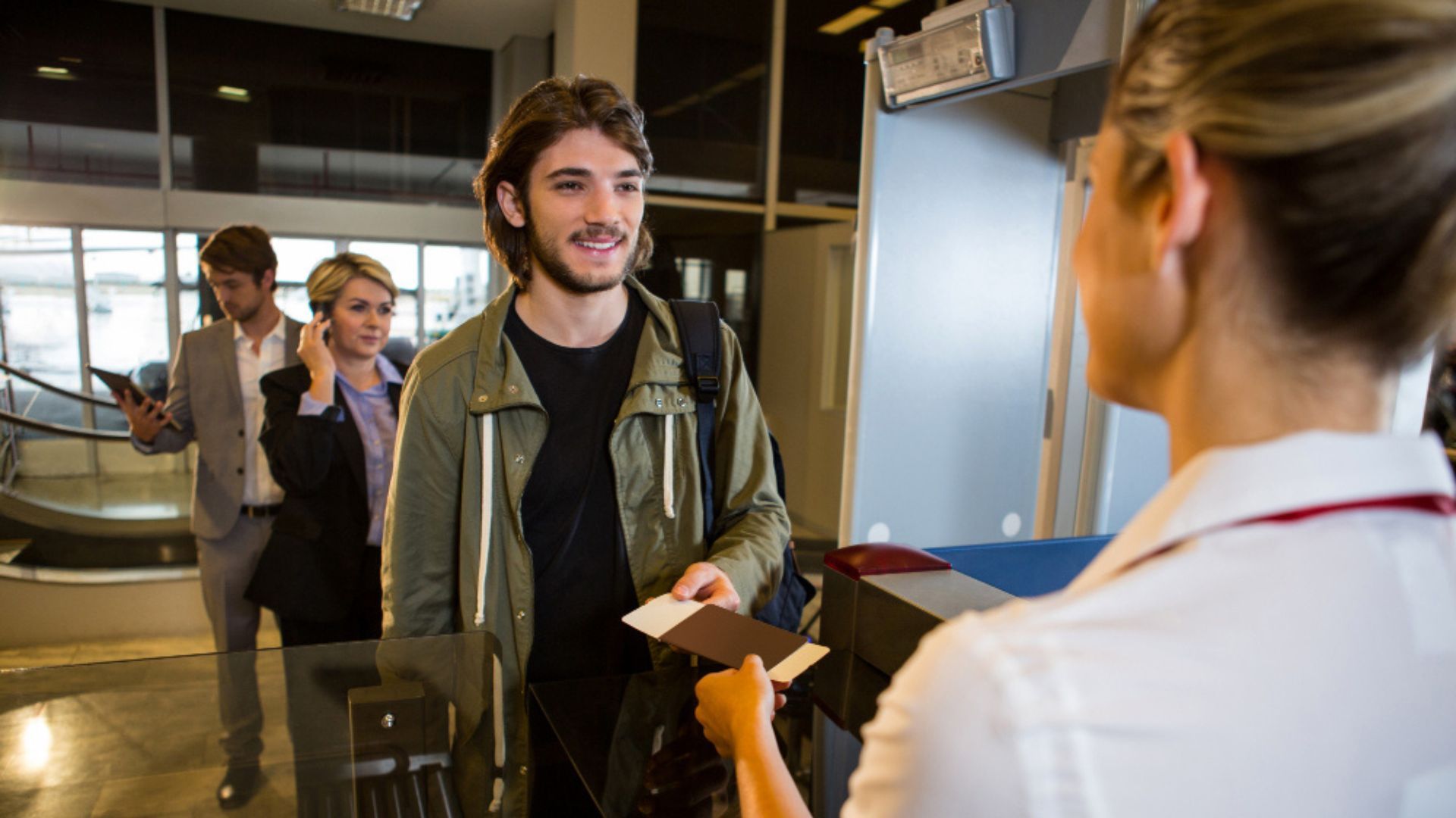 Cuando una persona tiene deudas por cuota alimentaria, un juez puede ordenar que no salga del país hasta que se ponga al día.