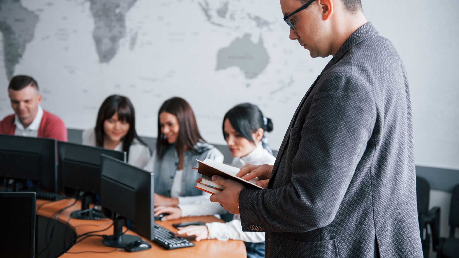 Las becas son presenciales, por lo que los beneficiados tendrán que viajar al exterior.