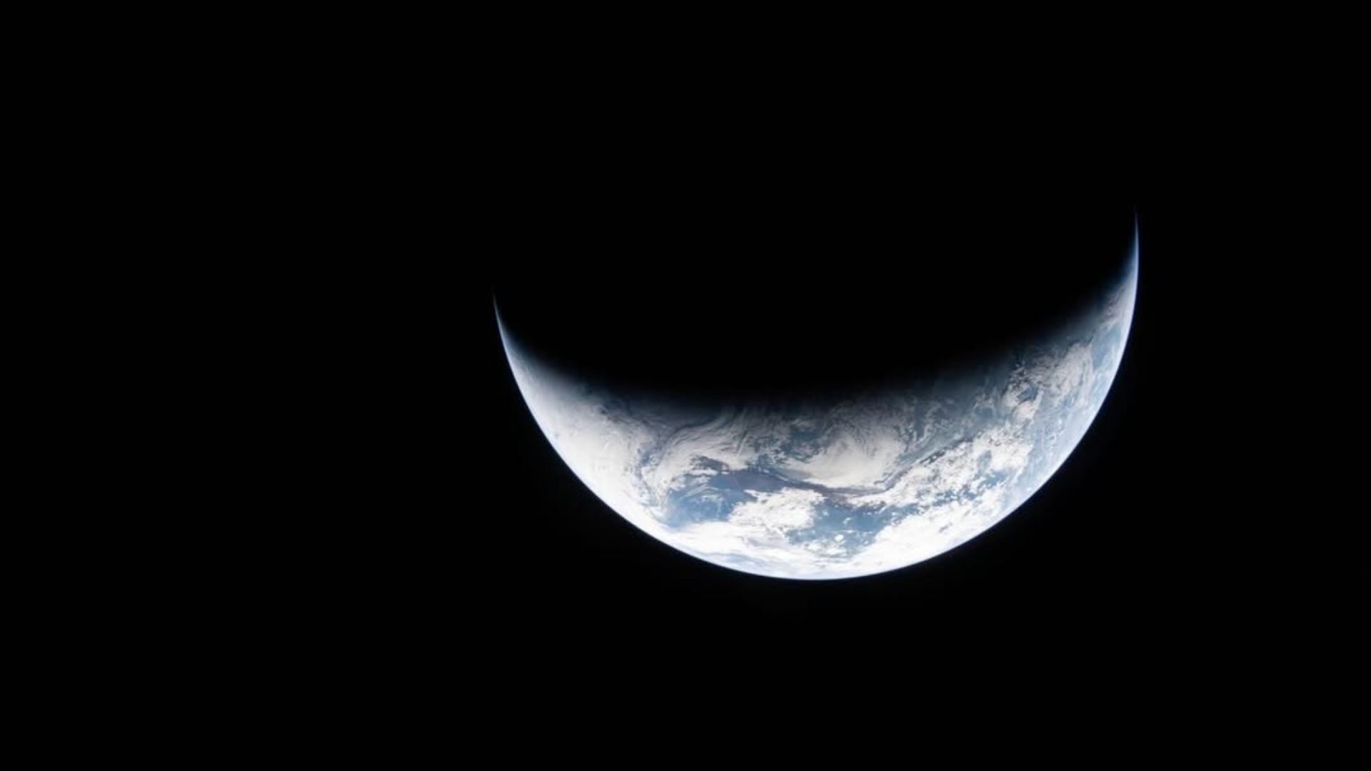 El planeta, mayoritariamente cubierto por oscuridad.