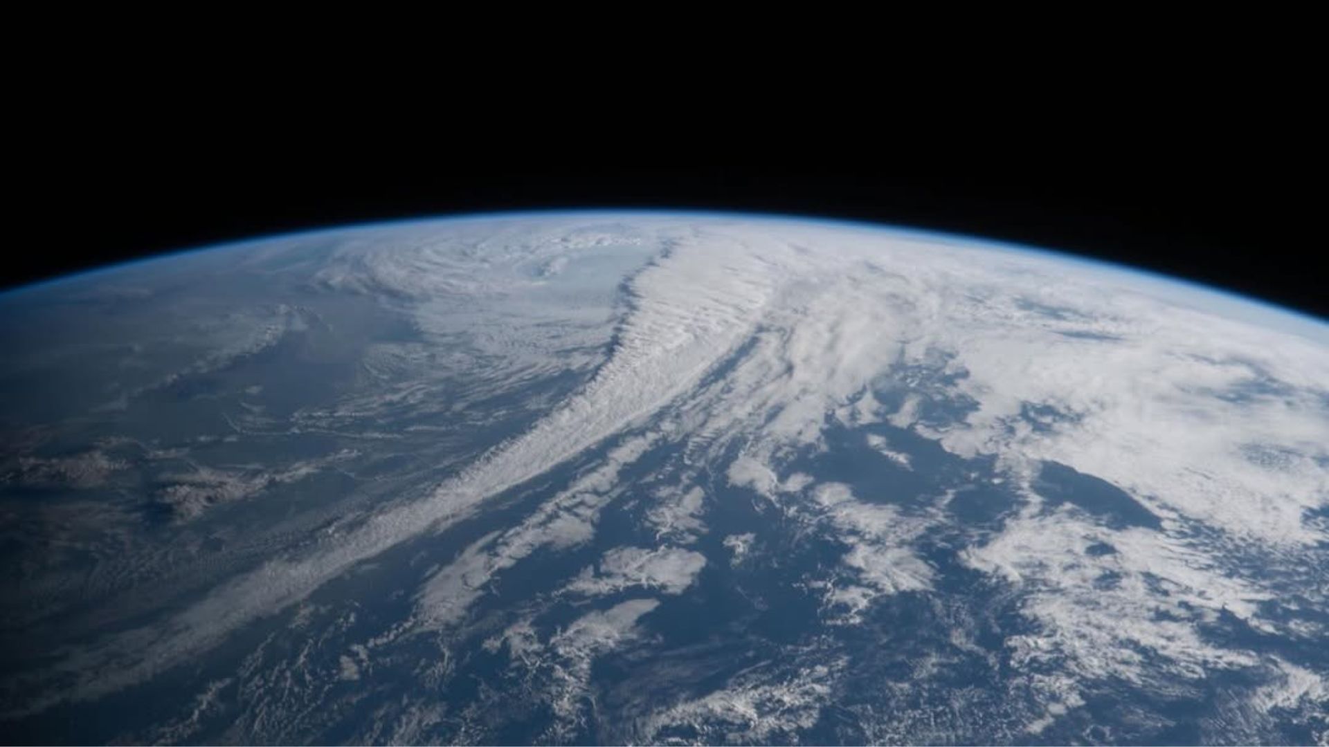 El azul y las nubes de la Tierra destacan en la infinidad del espacio.