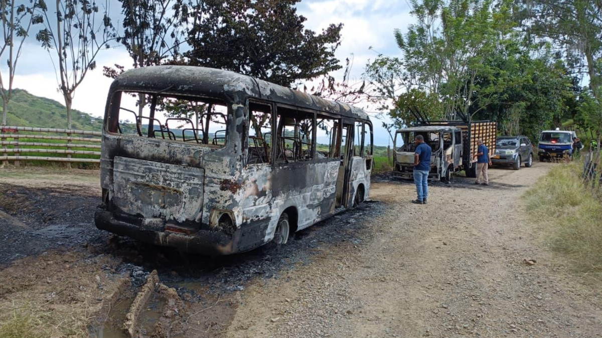 Queman vehículo en zona rural de Tuluá