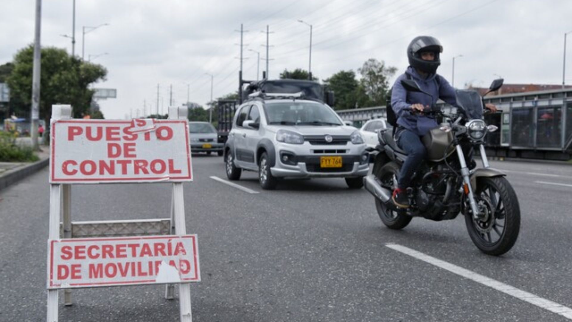 En operativos más grandes (por ejemplo, en carreteras principales), pueden ser más de 5 o incluso 10 agentes, junto con patrullas y motos oficiales.
