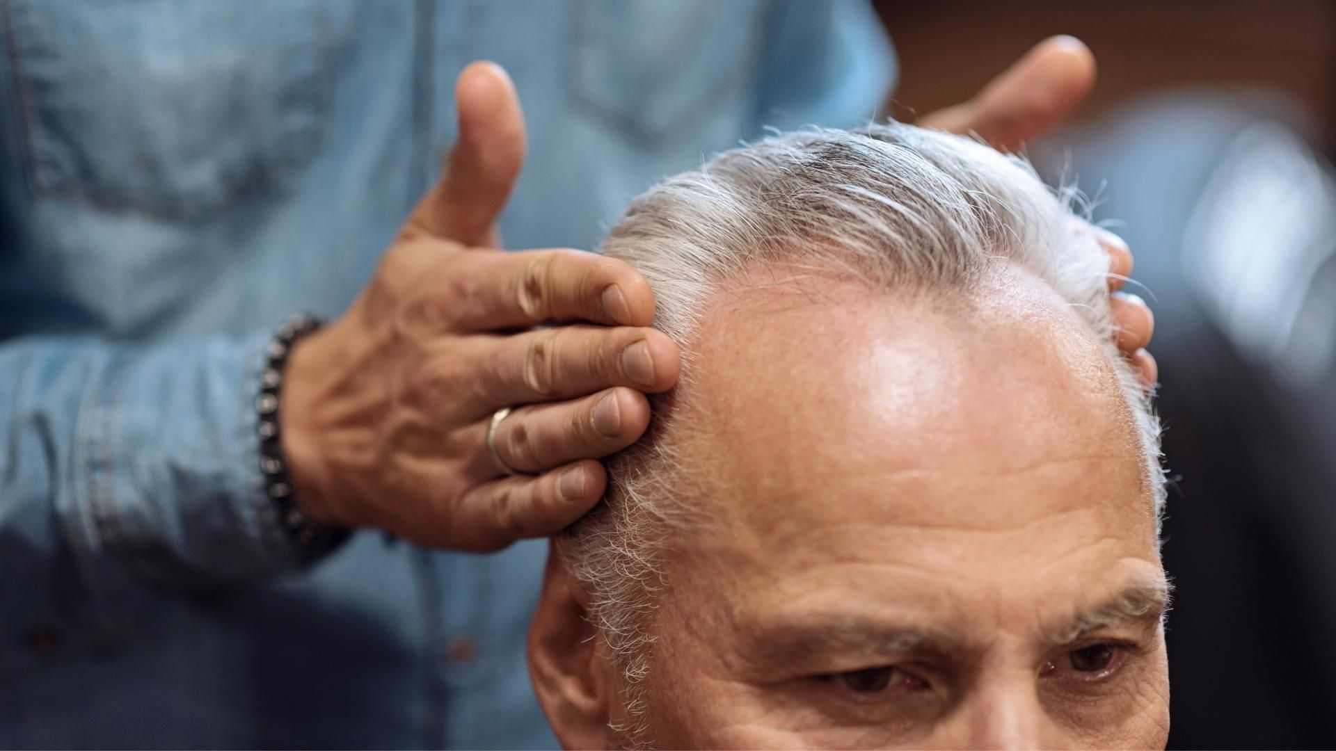 Alteraciones metabólicas y dietas restrictivas pueden acelerar la caída del cabello en hombres.
